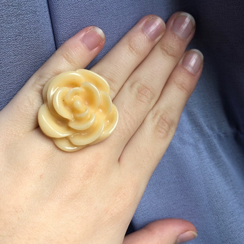 Cream-colored acrylic rose ring 🌹